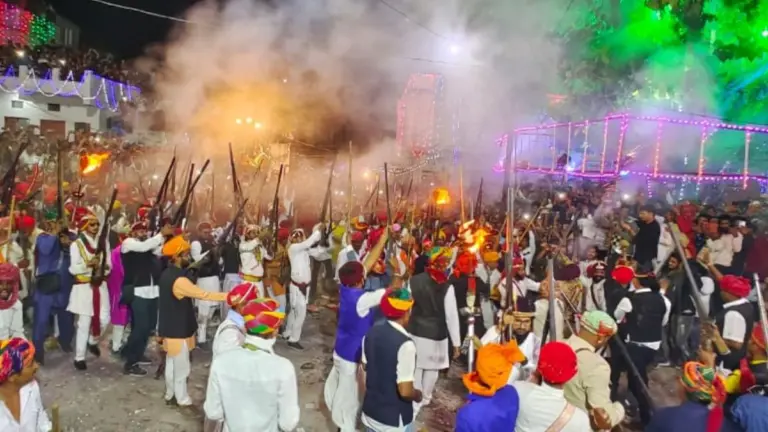 राजस्थान में होली का त्योहार अलग-अलग क्षेत्रों में अपनी अनोखी परंपराओं के साथ मनाया जाता है। लेकिन अगर मेवाड़ क्षेत्र की सबसे अलग और प्रसिद्ध होली की बात की...